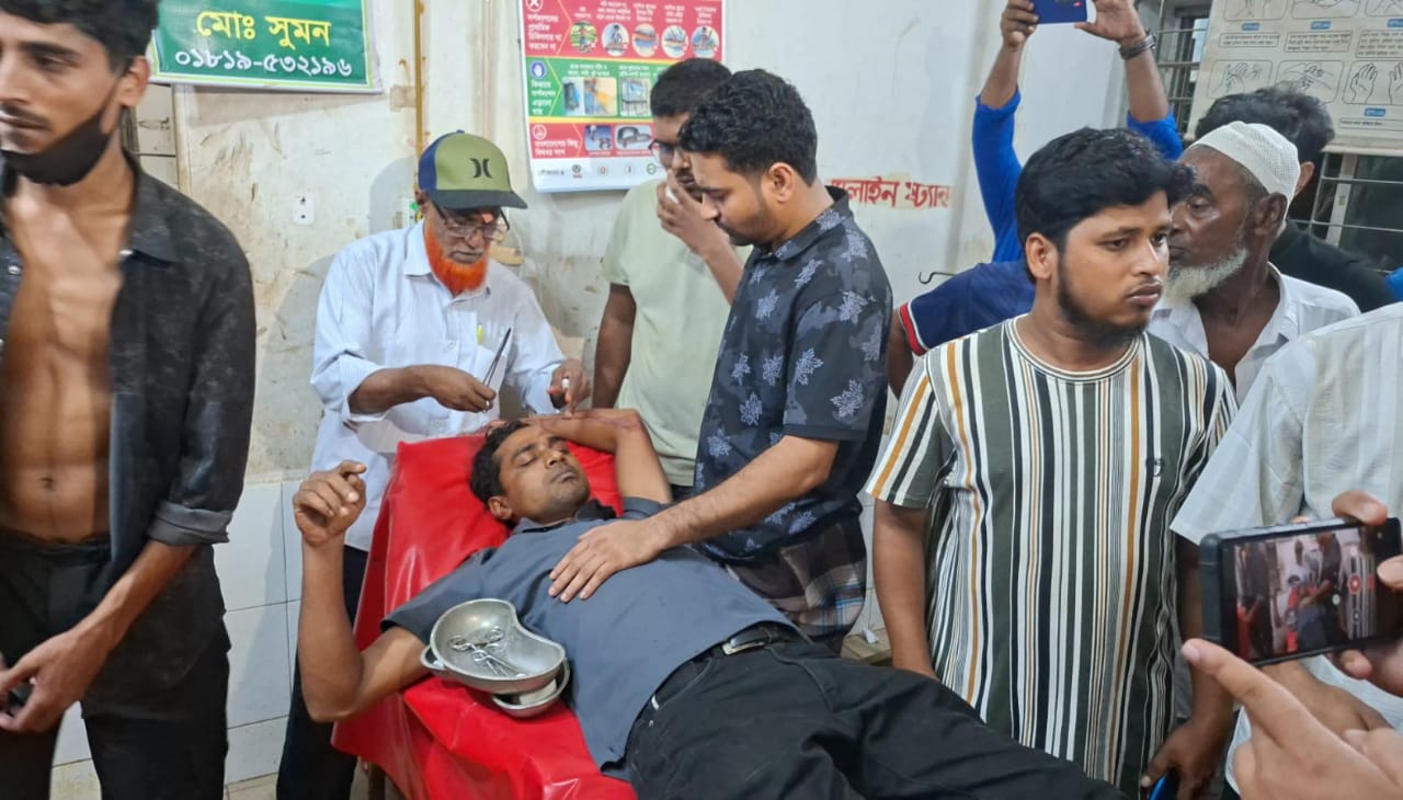 লক্ষ্মীপুরে বাস কাউন্টারের টাকা ভাগাভাগি নিয়ে যুবদলের দুই গ্রুপের সংঘর্ষে আহত ১৬